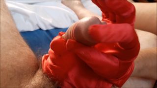 Een cosplayer van de Kerstvrouw die op kerst een piemel zuigt