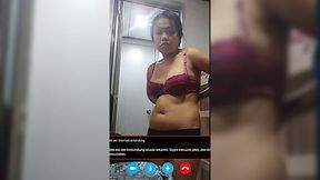 Amateur Philipina girl shows her boobs when changing