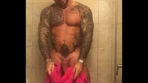 Raging Hard–On in Shower: Muscle Daddy Gives Intense Blowjob
