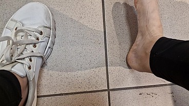 Stinky feet in a public store 4K