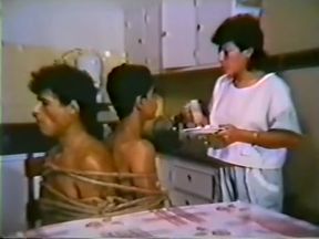 Duas Mulheres E Um Ponei