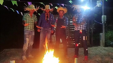 FESTINHA JUNINA VIROU UMA SURUBA NO INTERIOR