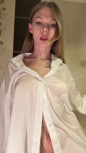 Hottie model shows off her onlyfans content