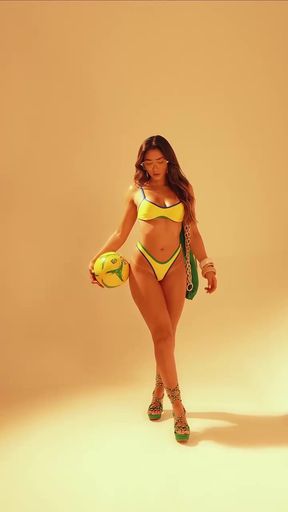 Tiktok babe shows off her bikini ass in a sensual Brazilian dance