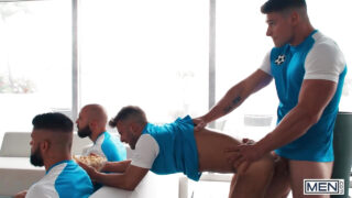 Allen King e Malik Delgaty, com pênis enormes, sendo fodidos analmente sem camisinha.