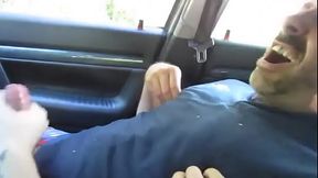 M&atilde_o amiga no carro