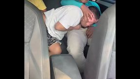 Motorizado me folla con su amigo en un auto