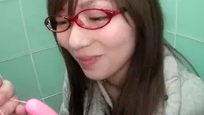 Teen 18+ asiático con gafas y tímido chupando una gran polla