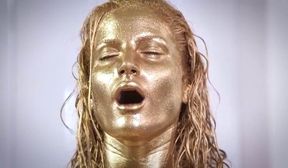 Chi Chis Gold Hair Dye Turns Her Into a Golden Statue