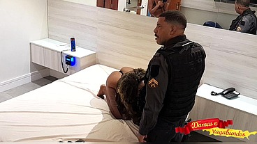 Policial leva duas garotas de programa para o hotel e cai na internet