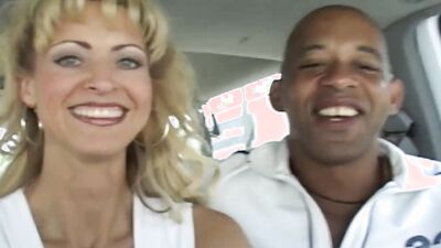 Cheating housewife Leeza Jones sucks a BBC and gets stretched with it