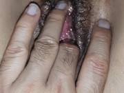 Ganhando uma deliciosa massagem na bucetinha peluda