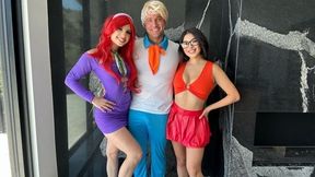 Daphne Helps Velma Find Her Glasses With Freds Big Cock - Cheerleader Kait And Cami Strella
