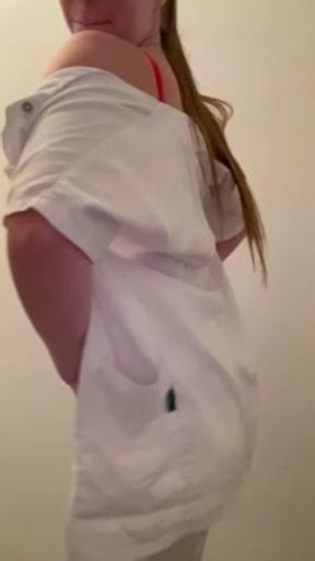 Infirmière coquine se touche pendant sa pause