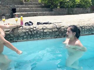 I fuck my best friend in the pool until I squirt, overlooking the whole city - Anne_Austin