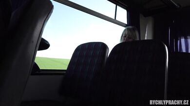 Rychly prachy - luxusní MILFka naprcana v linkovem autobusu