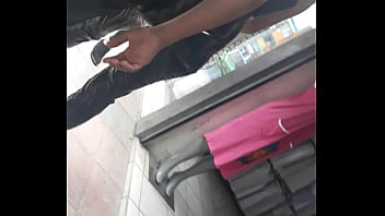 Tanga marcada jovencita horny en la calle disfrutando sus ricas nalgas