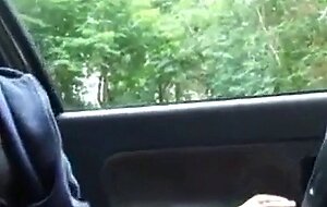 Geile blonde Milf fickt im Wald