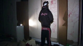 Interraciaal plezier in de buitenlucht: Franse twinks zuigen aan een grote zwarte penis en worden vervolgens keihard in hun kont genomen en volgespoten met sperma.