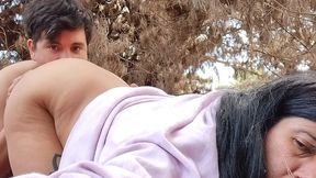 la llevo a caminar al bosque le chupo el culo la masturbo y la termino culeando y echandole la leche en la cara