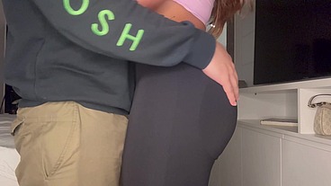 Ele me viu de calça legging na academia e pediu pra eu esperar ele assim. Gozei gostoso sentindo ele encher meu rabo de porra!