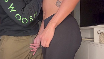 Ele me viu de calça legging na academia e pediu pra eu esperar ele assim. Gozei gostoso sentindo ele encher meu rabo de porra!