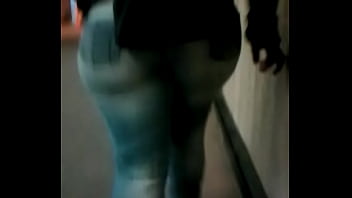 Madura Nalgona en el metro