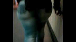 Madura Nalgona en el metro