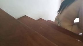 Camera pegou a mulher do coroa transando com o porteiro na escada