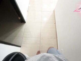 Mi vecino fue tan amable conmigo, pero no sabia que lo que queria era chuparle su enorme verga