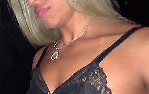 Corno deixa sua esposa da sem camisinha dentro da cabine