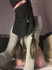 Hot-Sarah-arab strip