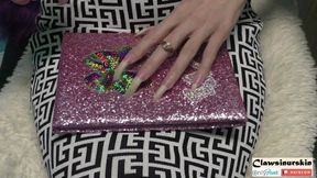 Nails in Action - Long Claws Scratching glitter book