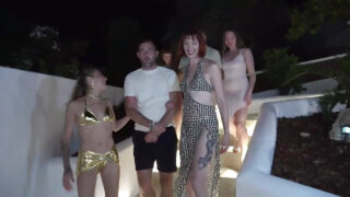 Amelia Grace og Julia Maze udholder grov anal orgie med intense blowjobs