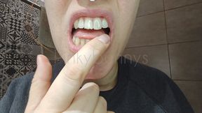 I have bad breath, brushing my teeth