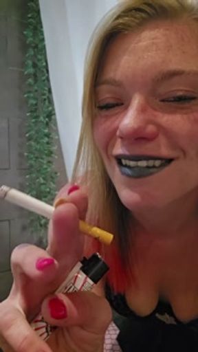 Blacklips Smoking close-Up @lotte_naughtygirl