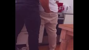 Compa&ntilde_ero de departamento me toca y se prende y me folla en la cocina