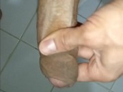 polla sin cortar, grande y venoza, masturbacion, primer plano