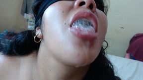 me amarraron y me vendaron los ojos para follarme como su esclava sexy y meter su verga en lo profundo de mi garganta