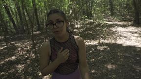 la novia de mi amigo, me acompana a buscar lena. le ofreci mi tronco