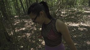 la novia de mi amigo, me acompana a buscar lena. le ofreci mi tronco