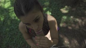 la novia de mi amigo, me acompana a buscar lena. le ofreci mi tronco