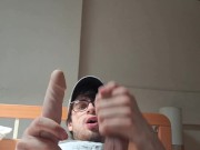 Twink arrapato in calore sborra in quantità enormi sul suo giocattolo erotico (dildo sex toy)