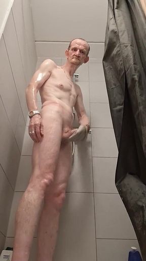 Une Bonne Douche Apres Le Travail