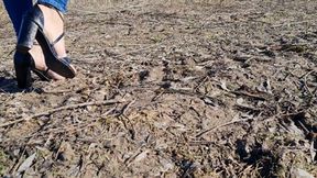 Mud walk with barefeet in hot black block heel sandals