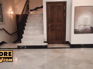 Bodyguard Massages Karina King's Tired Feet Then Gets Sex as a Award