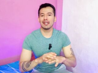 Futbolista hetero pone a que el joven mesero le haga sexo blowjob a su vergota en los baños publicos!