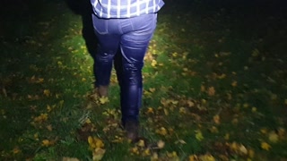 ⭐ Girl totally pisses her blue jeans in public! couldnt hold it!