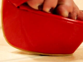 SHEMALE GIANTESS AMANDA FINDS SEVERAL MICRO CARS AND CRUSH 'EM ON A HIGH HEELS (CRUSH FETISH)