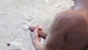 Mostrei minha pica , mijei e bati uma punheta ate gozar na praia